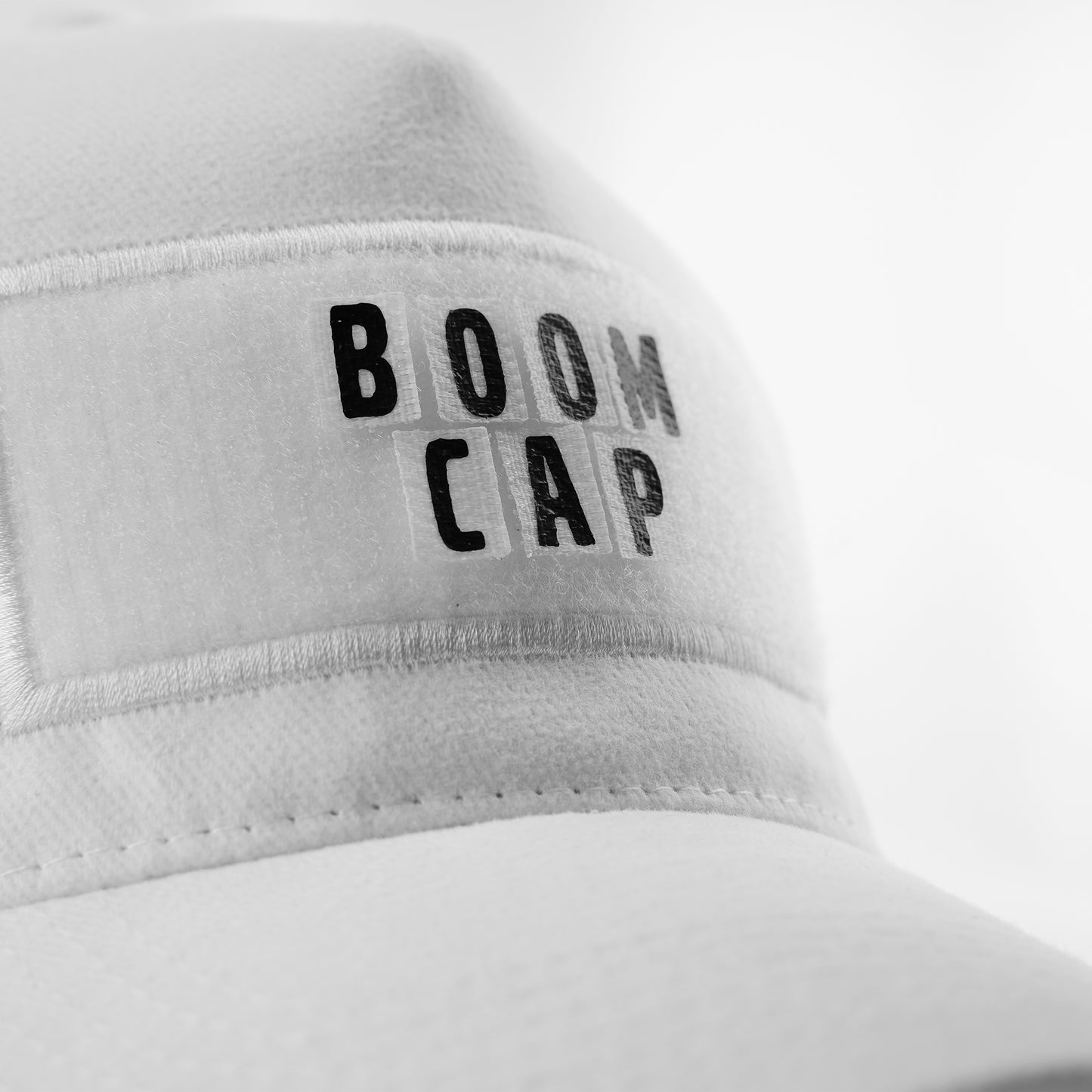 Бяла шапка Boom Cap