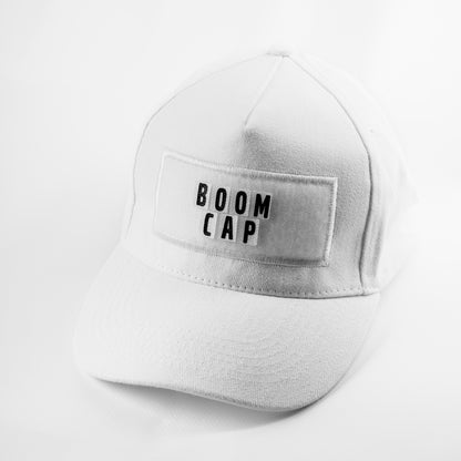 Бяла шапка Boom Cap