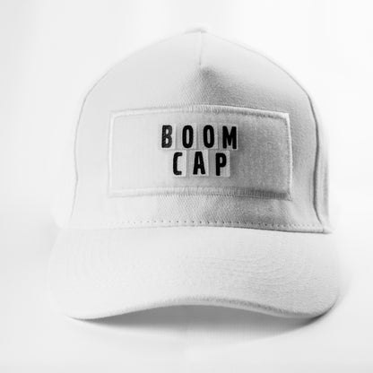 Бяла шапка Boom Cap