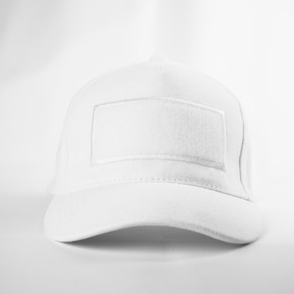 Бяла шапка Boom Cap